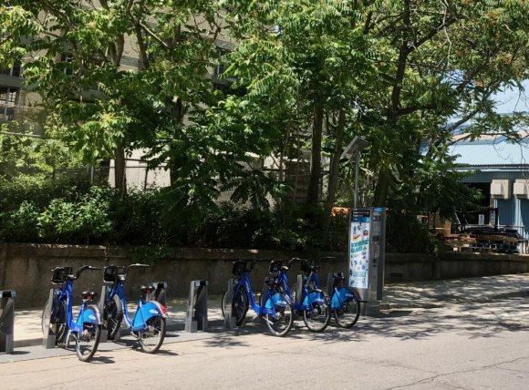 UPDATE: Citi Bike Pilot On Roosevelt Island Docking Station strategically placed between the Tram Plaza and the NYC Ferry Landing